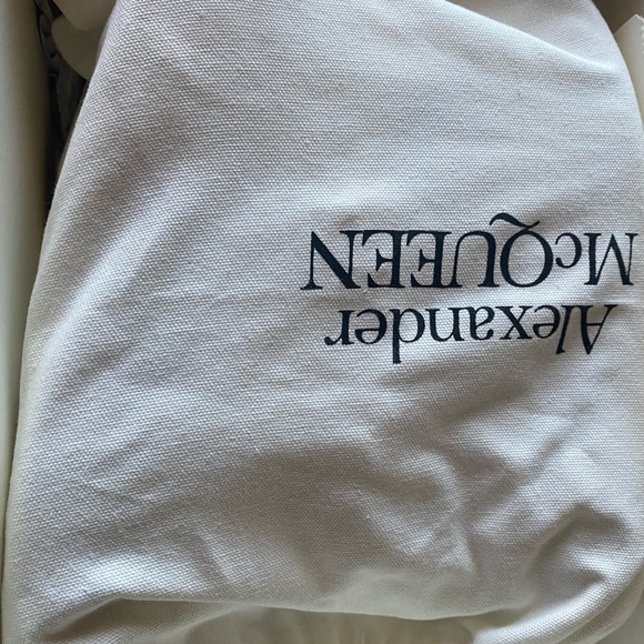 Alexander McQueen - Picture 4 of 6